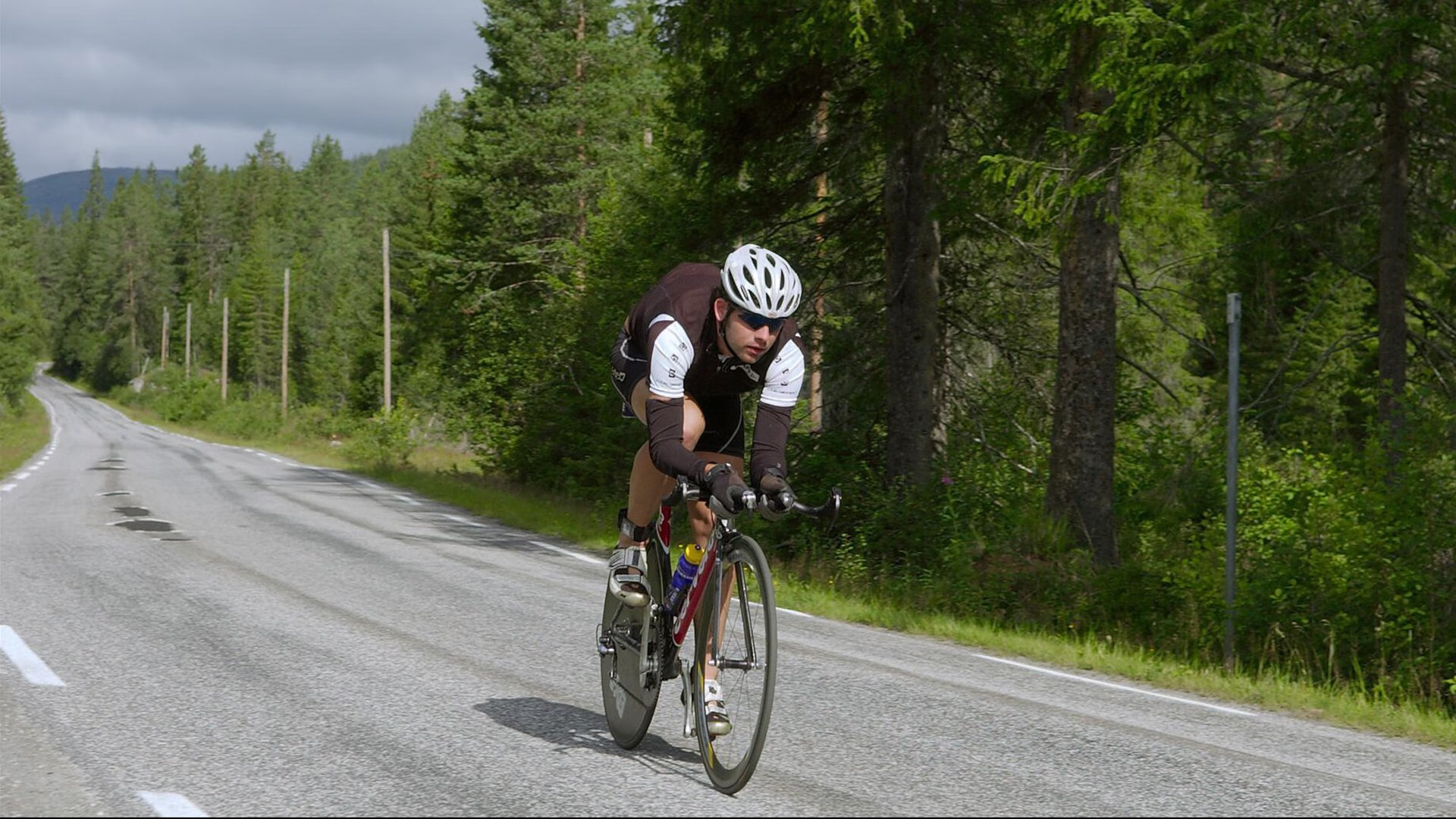 开云电竞-五大联赛是否在中场搭配中加入更多防守倾向球员,五大联赛最强中场
