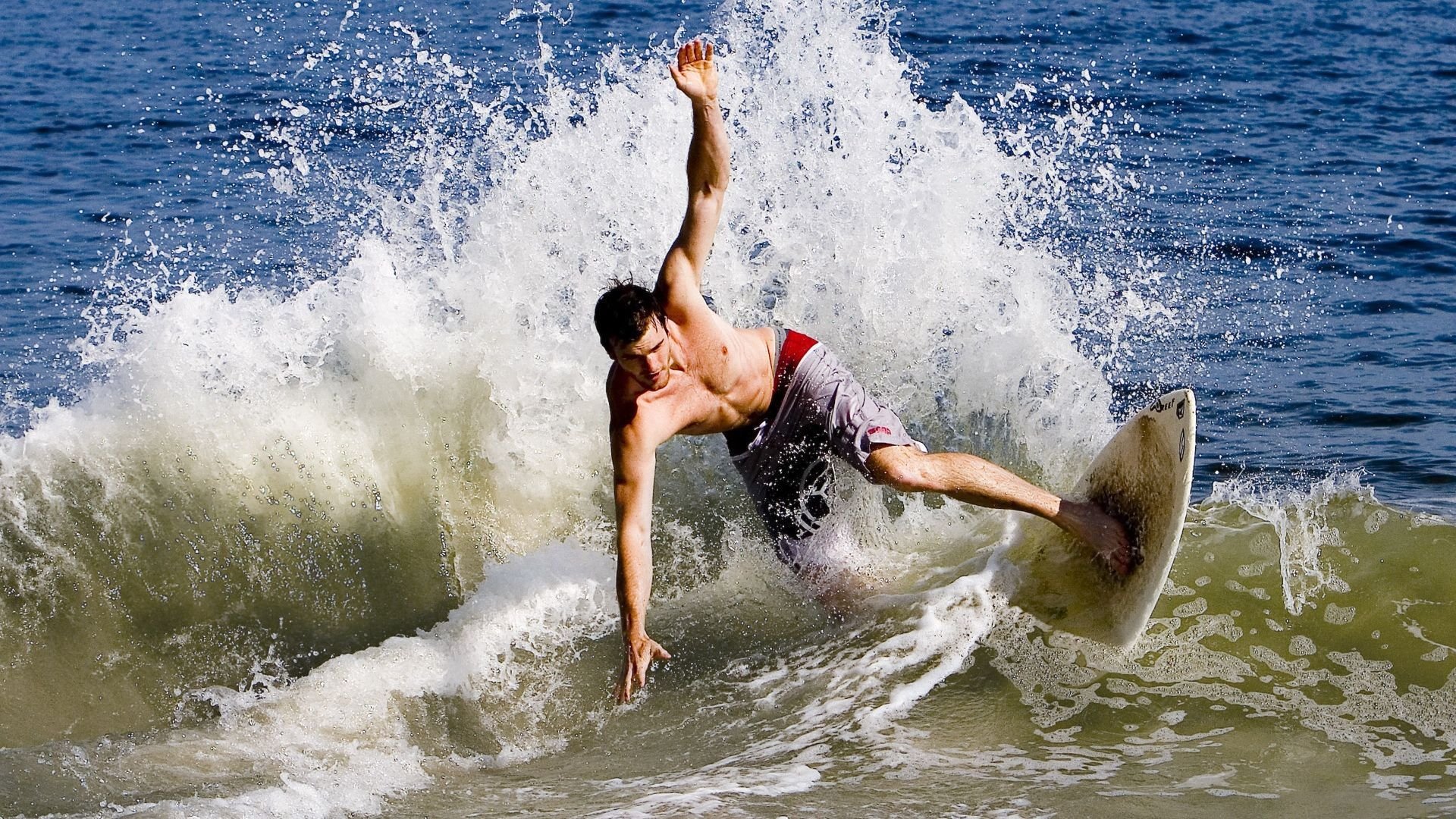 kaiyun开云入口平台-拜仁慕尼黑年轻球员崭露头角，拜仁慕尼黑最帅球员